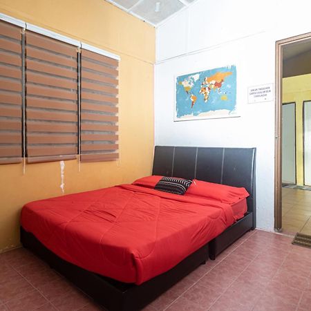 Aiza Homestay Opposite Abang Strawberry Taman Sedia Tanah Rata Exteriör bild