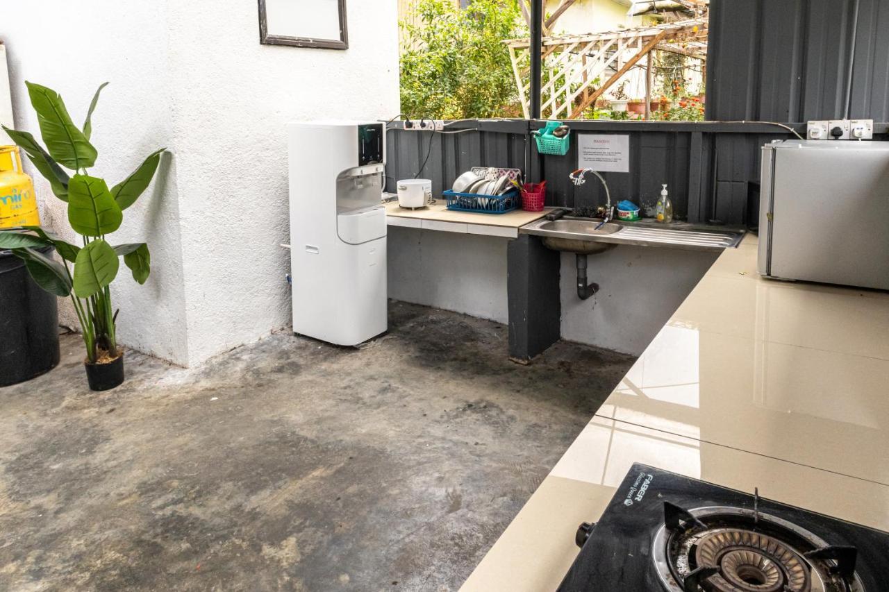 Aiza Homestay Opposite Abang Strawberry Taman Sedia Tanah Rata Exteriör bild