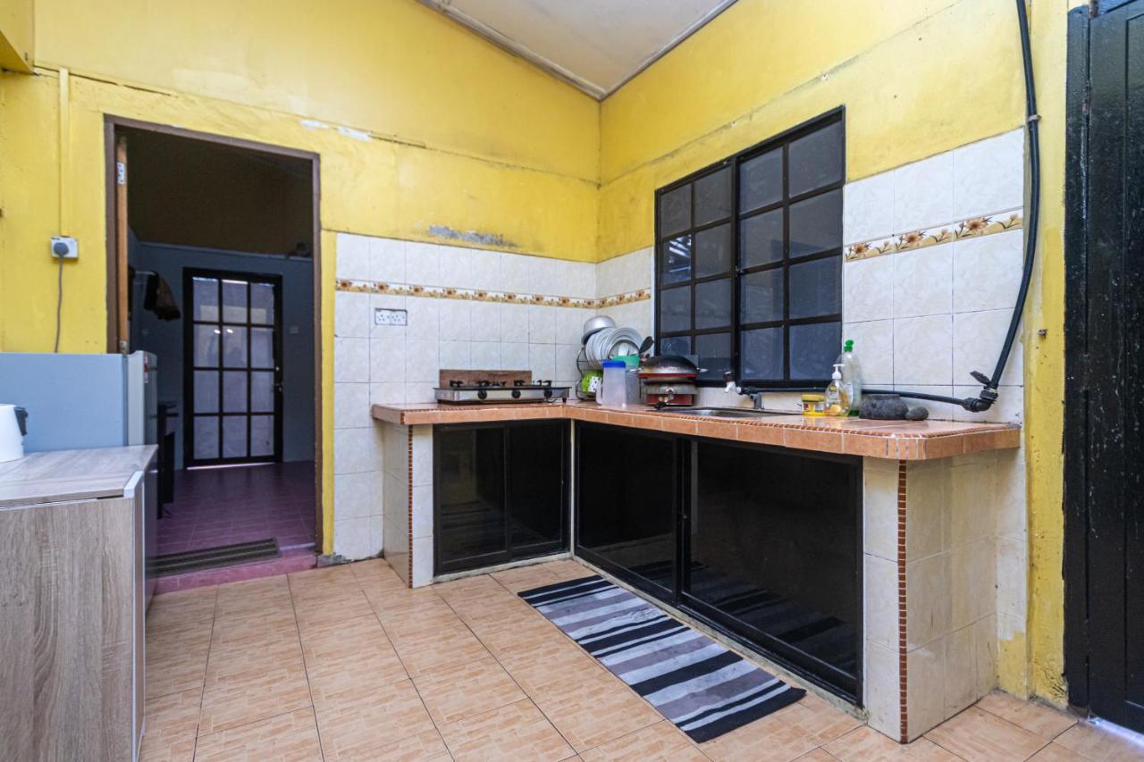 Aiza Homestay Opposite Abang Strawberry Taman Sedia Tanah Rata Exteriör bild