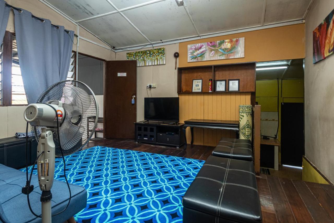 Aiza Homestay Opposite Abang Strawberry Taman Sedia Tanah Rata Exteriör bild