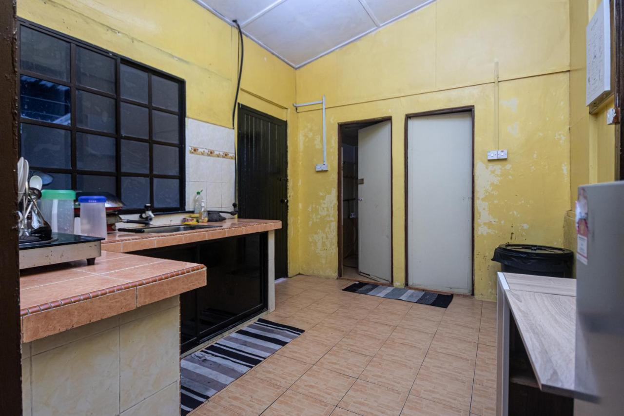 Aiza Homestay Opposite Abang Strawberry Taman Sedia Tanah Rata Exteriör bild