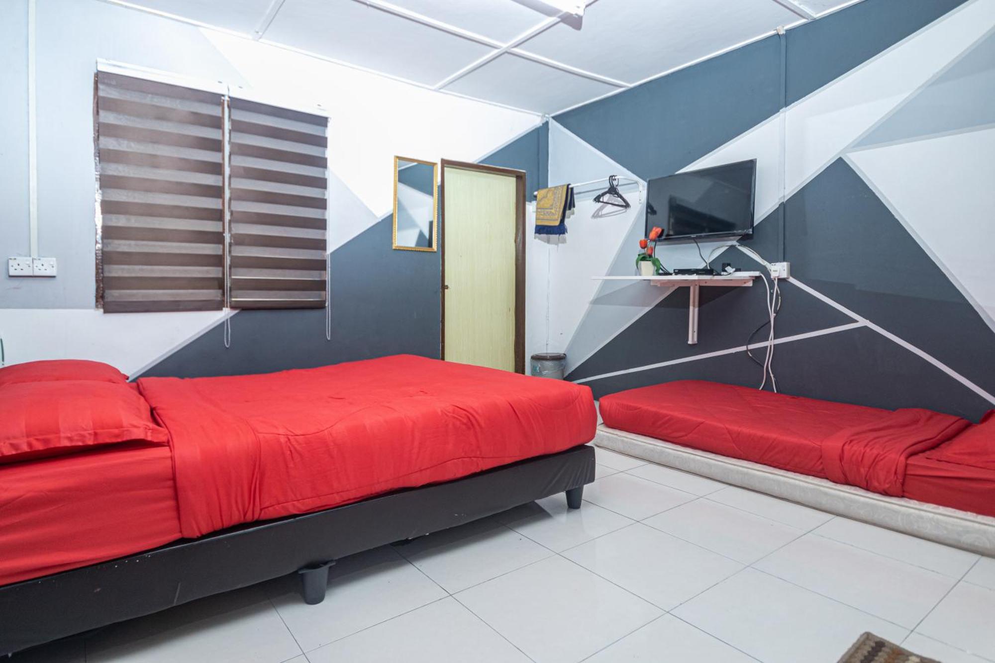 Aiza Homestay Opposite Abang Strawberry Taman Sedia Tanah Rata Exteriör bild