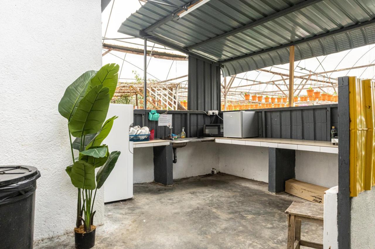 Aiza Homestay Opposite Abang Strawberry Taman Sedia Tanah Rata Exteriör bild